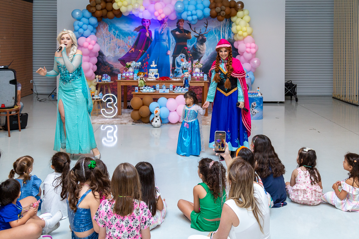 A alegria genuína da infância capturada com estilo documental. Cobertura de aniversário infantil em Taubaté.