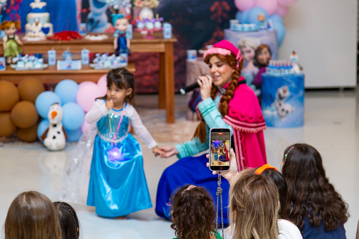 A alegria genuína da infância capturada com estilo documental. Cobertura de aniversário infantil em Taubaté.