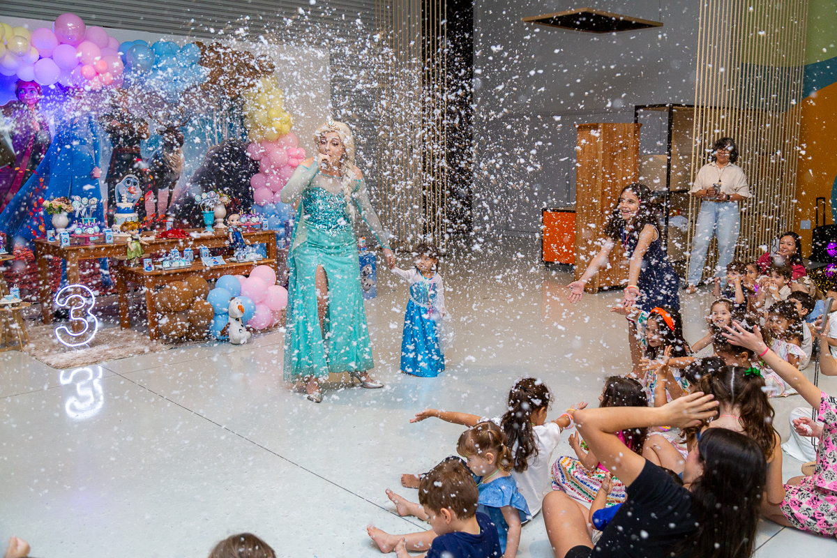 A alegria genuína da infância capturada com estilo documental. Cobertura de aniversário infantil em Taubaté.