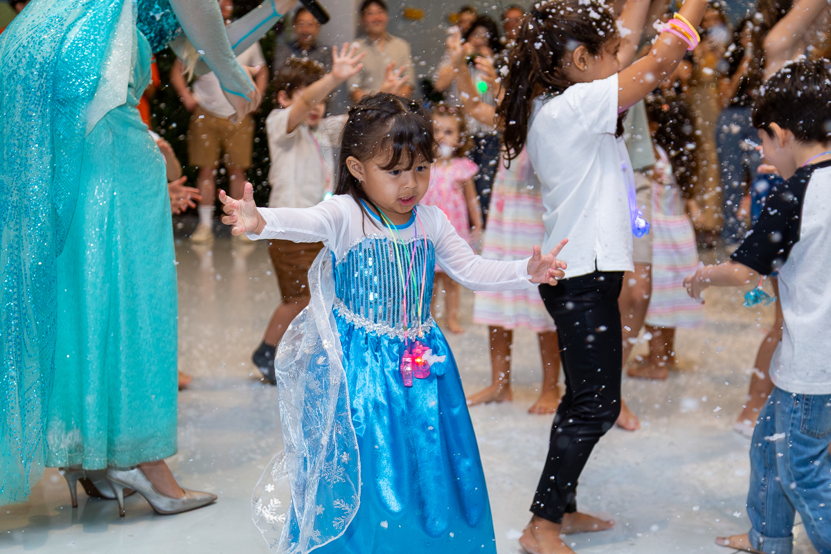 A alegria genuína da infância capturada com estilo documental. Cobertura de aniversário infantil em Taubaté.