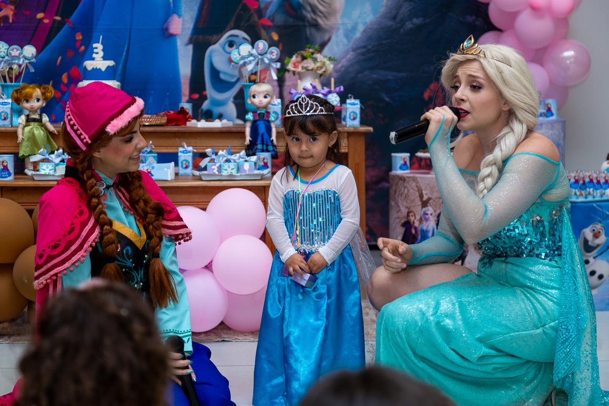 A alegria genuína da infância capturada com estilo documental. Cobertura de aniversário infantil em Taubaté.