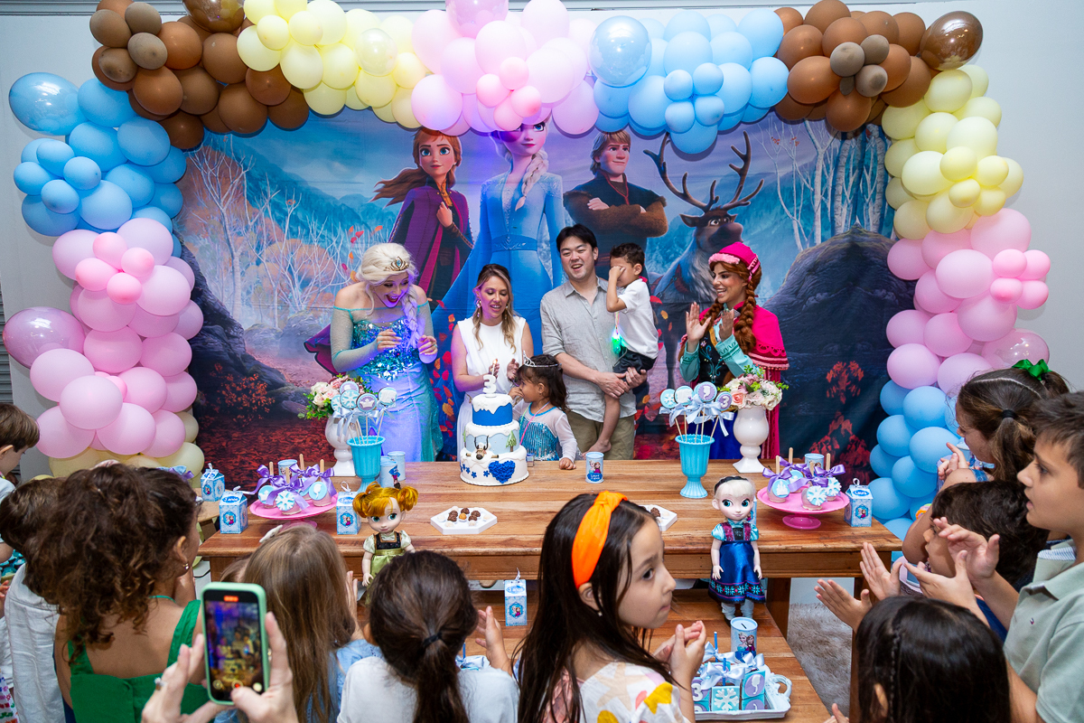 A alegria genuína da infância capturada com estilo documental. Cobertura de aniversário infantil em Taubaté.