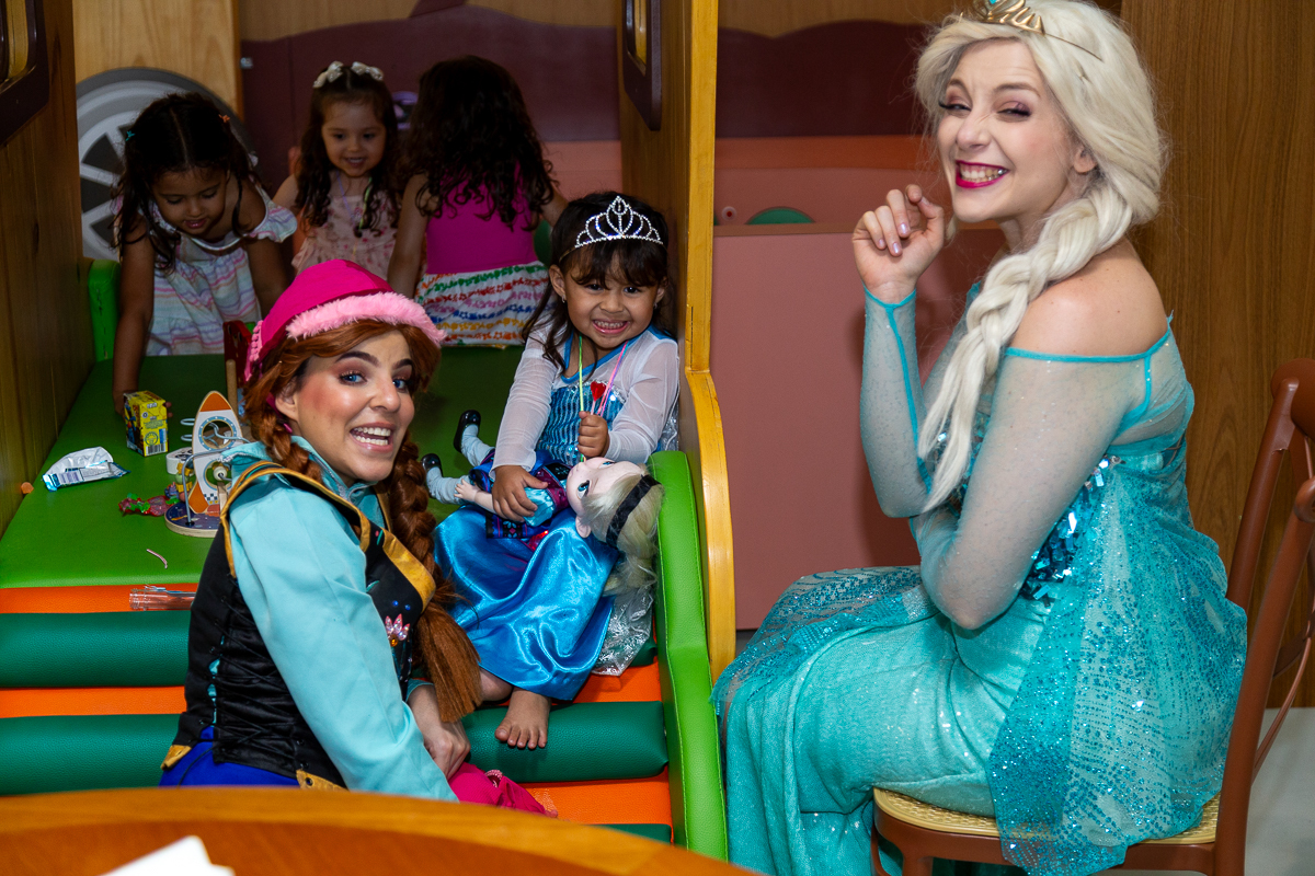 A alegria genuína da infância capturada com estilo documental. Cobertura de aniversário infantil em Taubaté.