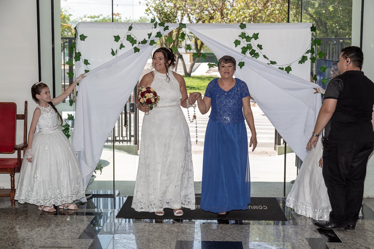 O presente surpresa da família: emoção no casamento de Elaine e Airton em Roseira. Fotografia documental de casamento