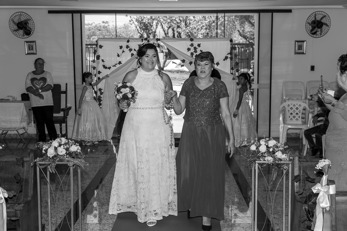 O presente surpresa da família: emoção no casamento de Elaine e Airton em Roseira. Fotografia documental de casamento