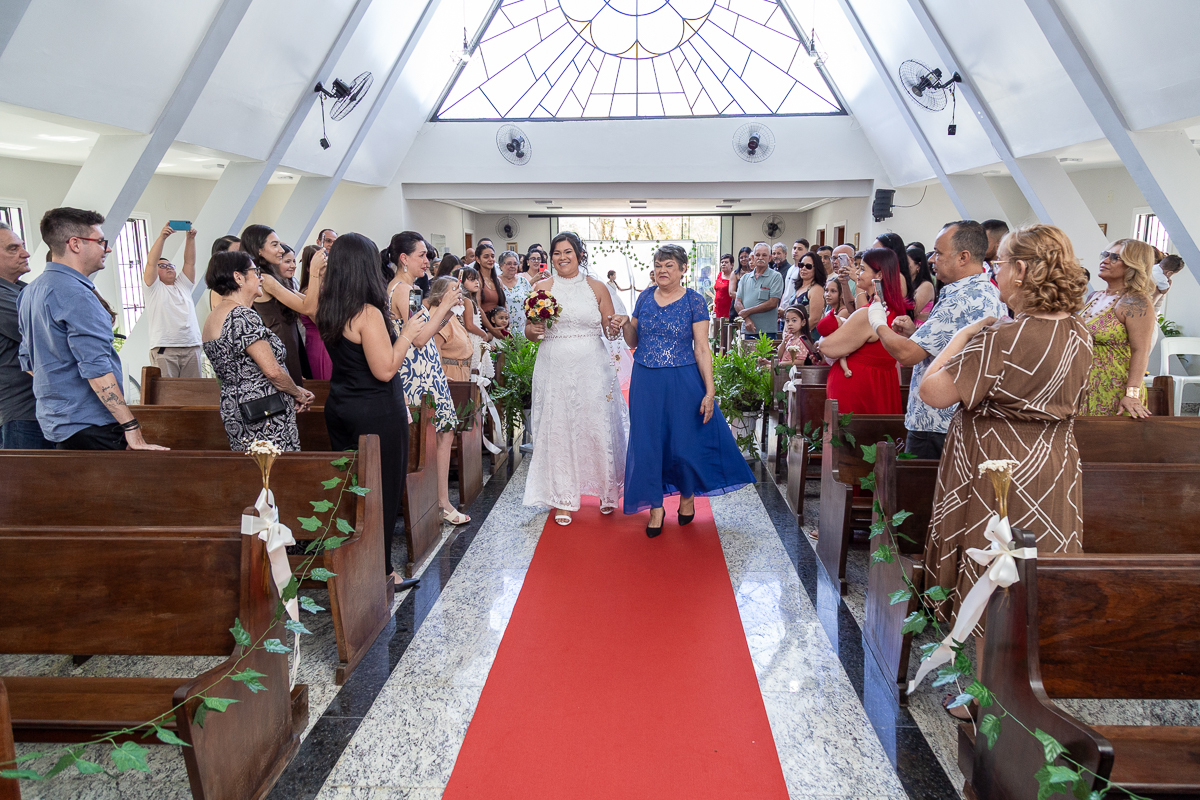 O presente surpresa da família: emoção no casamento de Elaine e Airton em Roseira. Fotografia documental de casamento