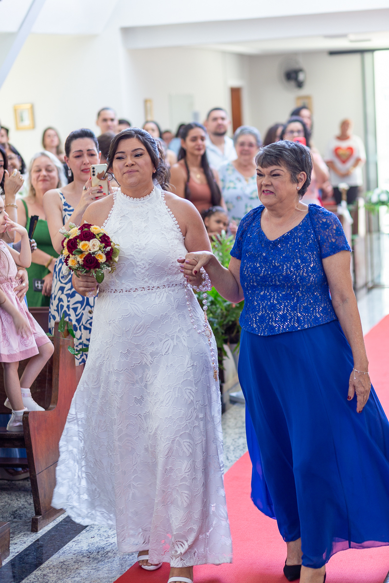 O presente surpresa da família: emoção no casamento de Elaine e Airton em Roseira. Fotografia documental de casamento