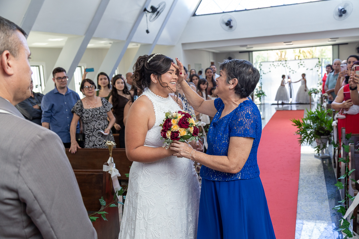 O presente surpresa da família: emoção no casamento de Elaine e Airton em Roseira. Fotografia documental de casamento