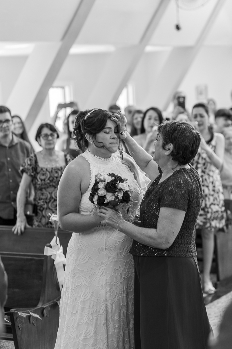 O presente surpresa da família: emoção no casamento de Elaine e Airton em Roseira. Fotografia documental de casamento