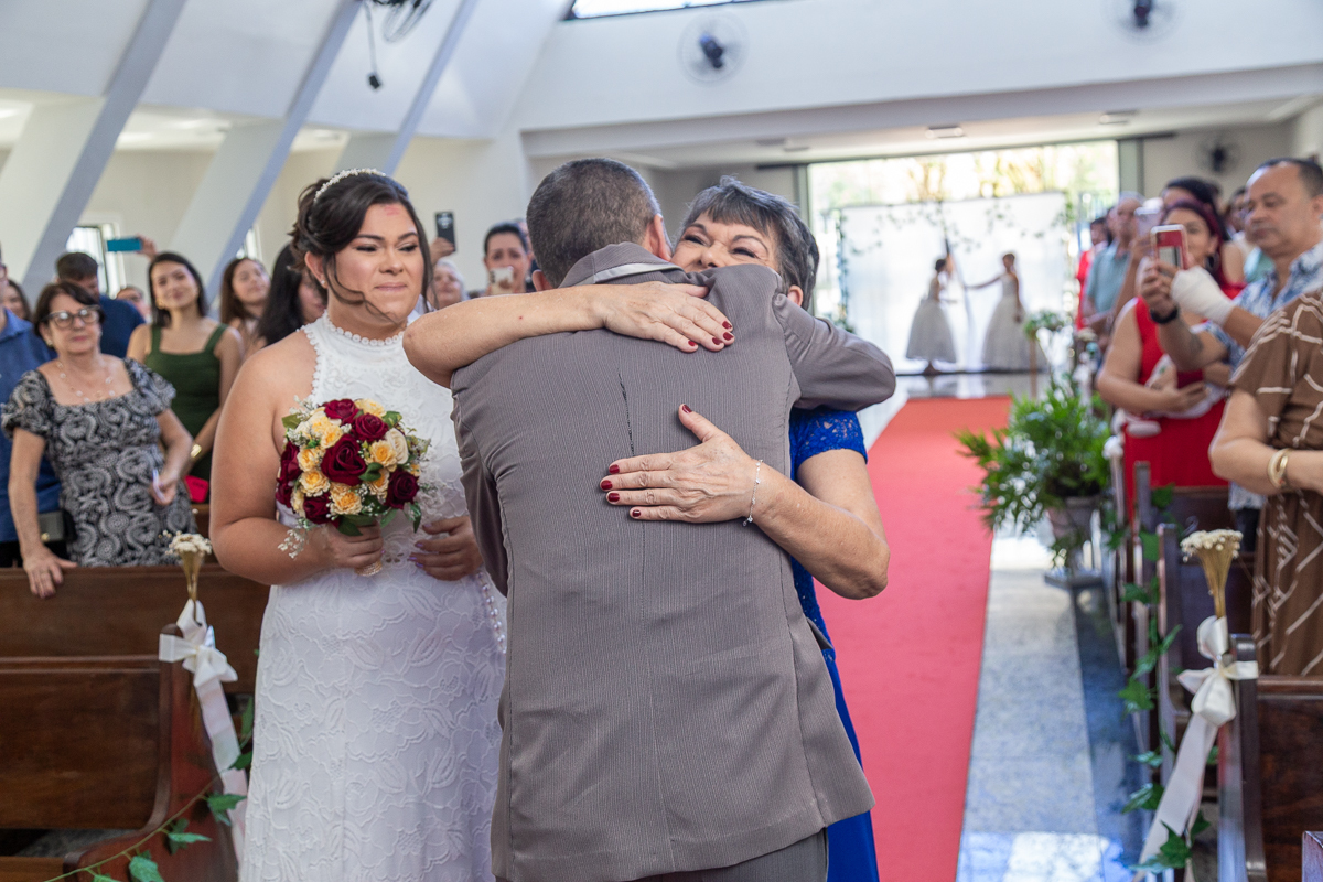 O presente surpresa da família: emoção no casamento de Elaine e Airton em Roseira. Fotografia documental de casamento