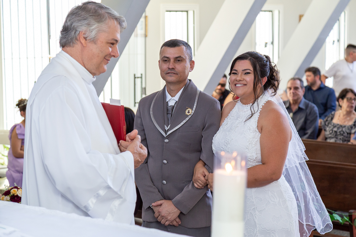 O presente surpresa da família: emoção no casamento de Elaine e Airton em Roseira. Fotografia documental de casamento