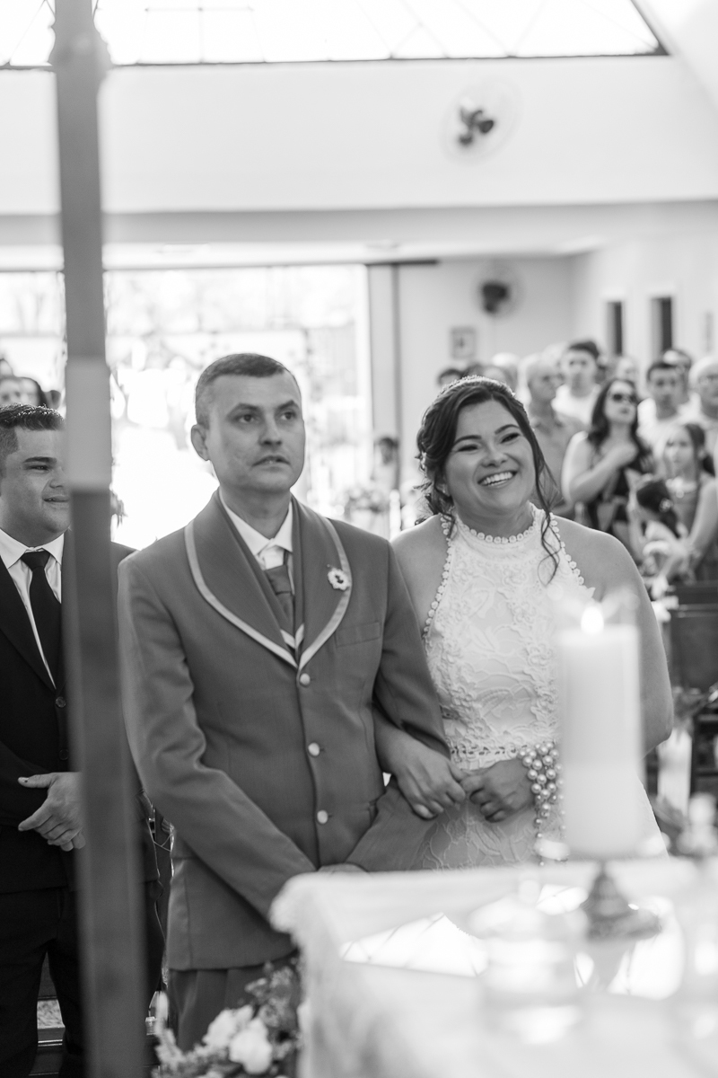 O presente surpresa da família: emoção no casamento de Elaine e Airton em Roseira. Fotografia documental de casamento