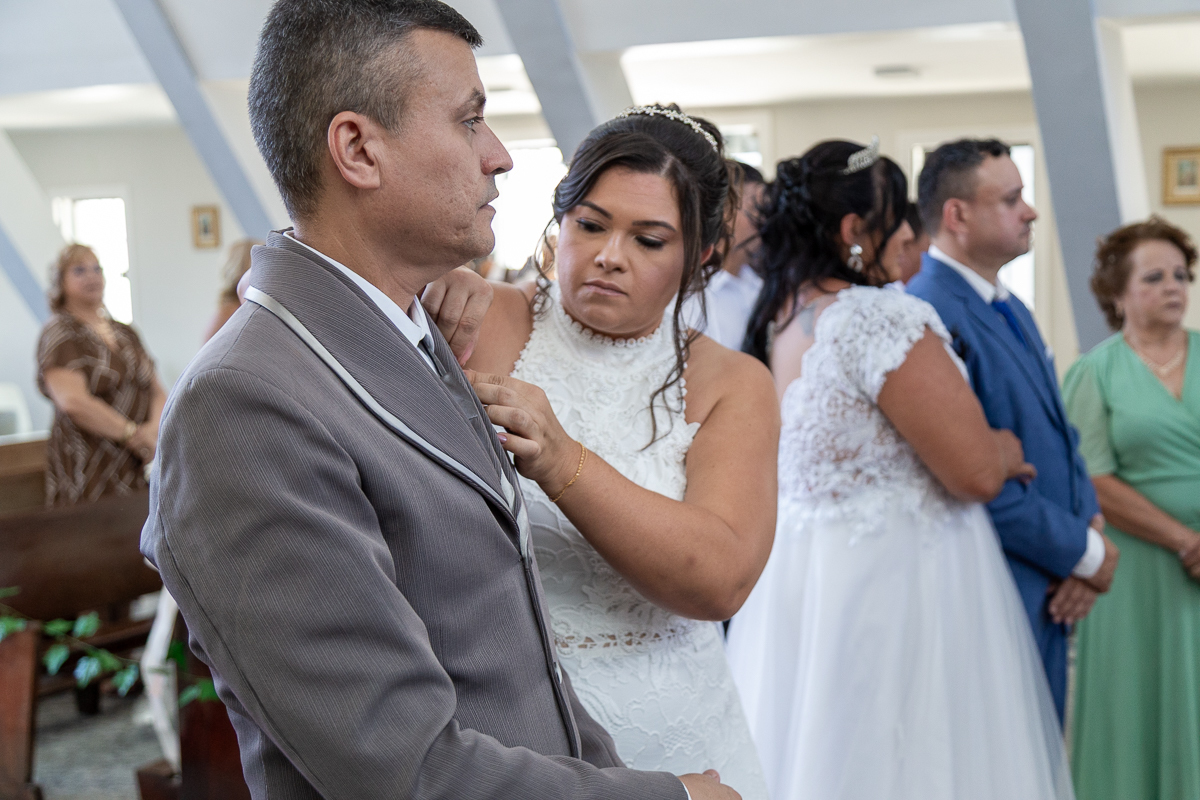 O presente surpresa da família: emoção no casamento de Elaine e Airton em Roseira. Fotografia documental de casamento