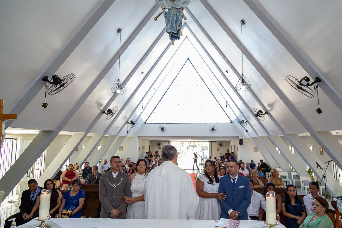 Cerimônia de casamento na Comunidade Nossa Senhora Aparecida em Roseira SP. Fotografia por Studio i - Dan Martins e Ana Almeida