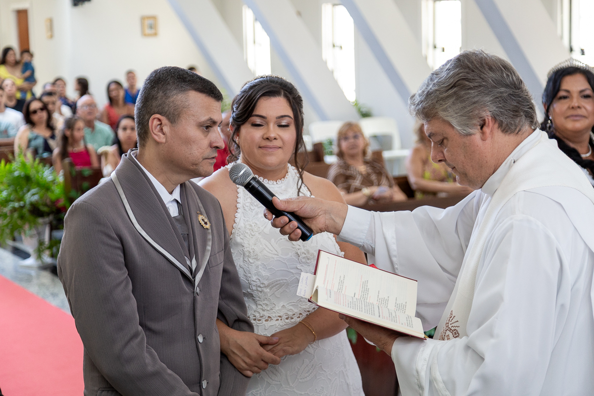 O presente surpresa da família: emoção no casamento de Elaine e Airton em Roseira. Fotografia documental de casamento