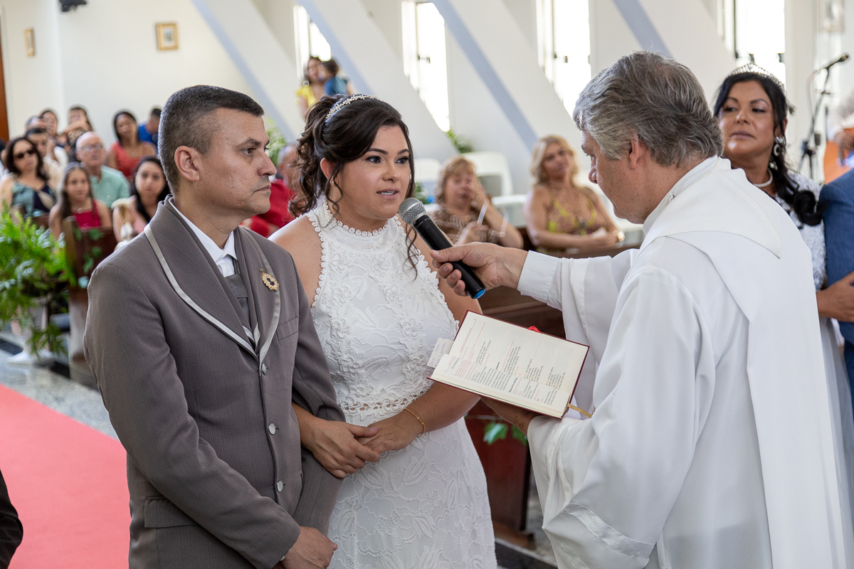 O presente surpresa da família: emoção no casamento de Elaine e Airton em Roseira. Fotografia documental de casamento
