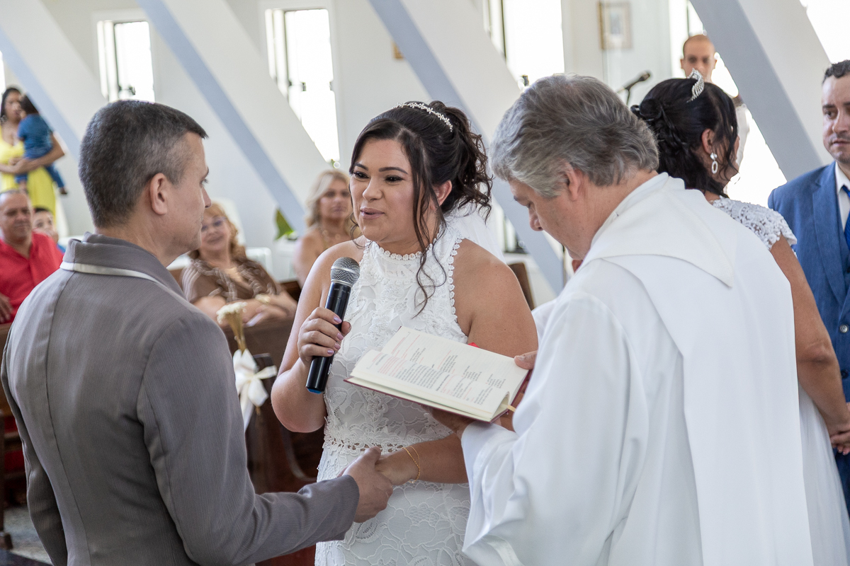 O presente surpresa da família: emoção no casamento de Elaine e Airton em Roseira. Fotografia documental de casamento