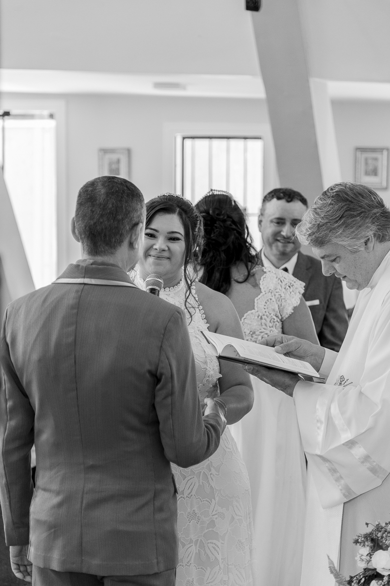 O presente surpresa da família: emoção no casamento de Elaine e Airton em Roseira. Fotografia documental de casamento