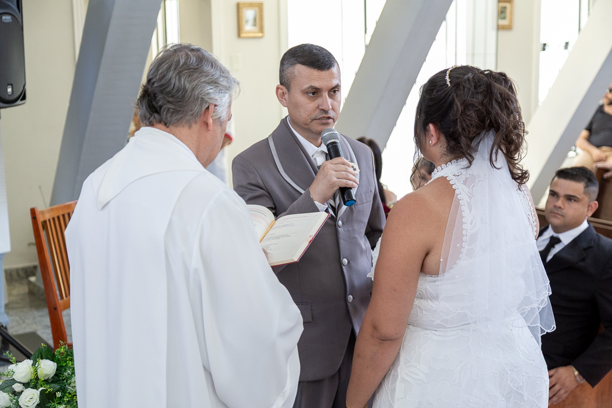 O presente surpresa da família: emoção no casamento de Elaine e Airton em Roseira. Fotografia documental de casamento