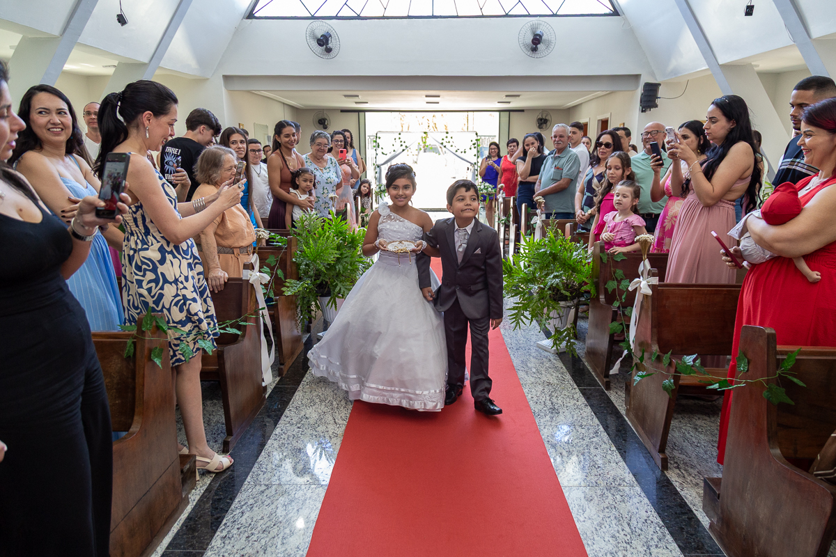 O presente surpresa da família: emoção no casamento de Elaine e Airton em Roseira. Fotografia documental de casamento