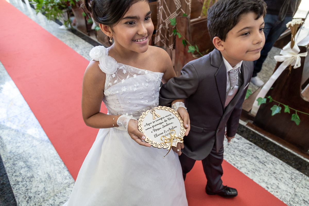 O presente surpresa da família: emoção no casamento de Elaine e Airton em Roseira. Fotografia documental de casamento