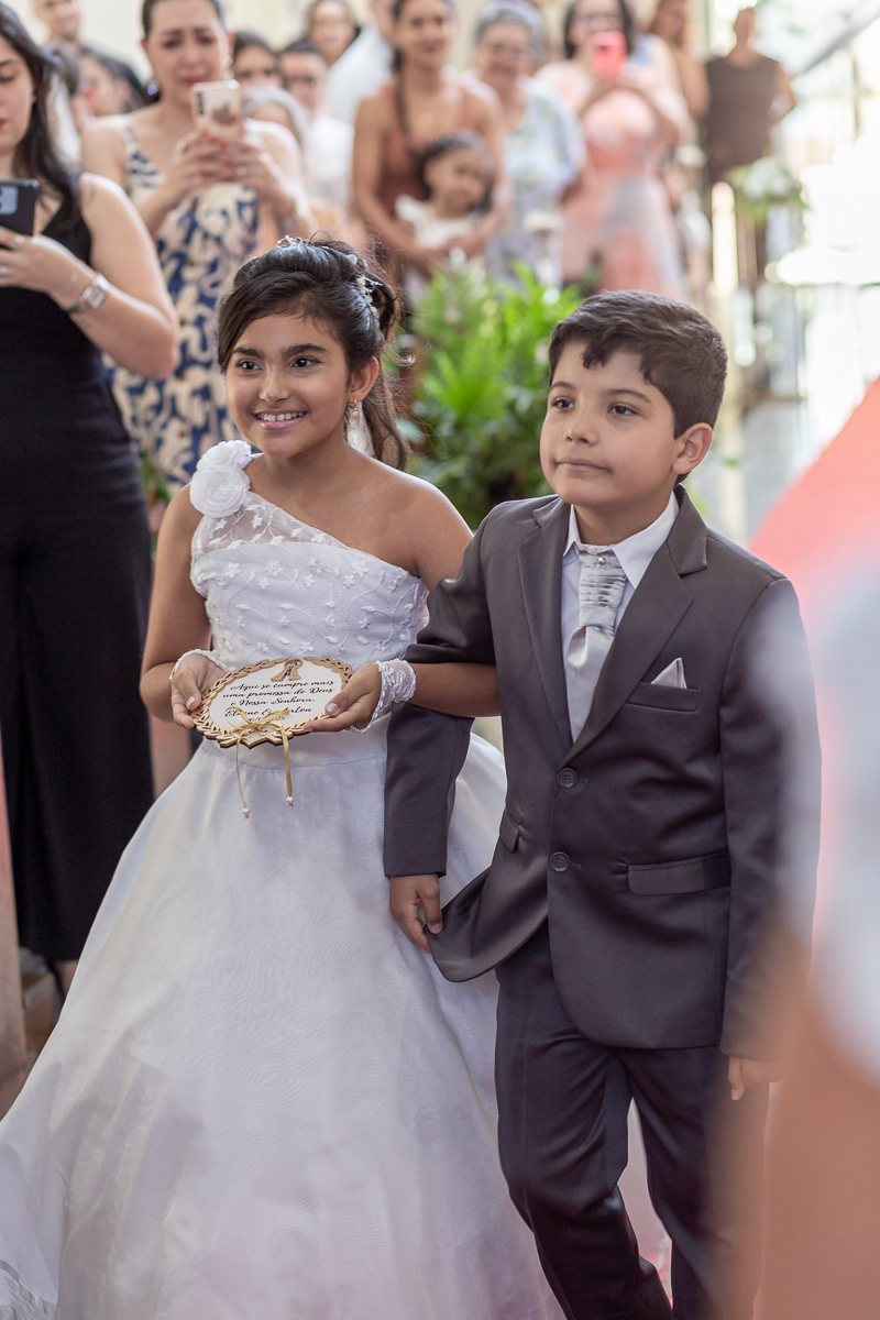 O presente surpresa da família: emoção no casamento de Elaine e Airton em Roseira. Fotografia documental de casamento