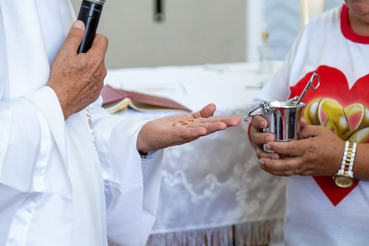 O presente surpresa da família: emoção no casamento de Elaine e Airton em Roseira. Fotografia documental de casamento
