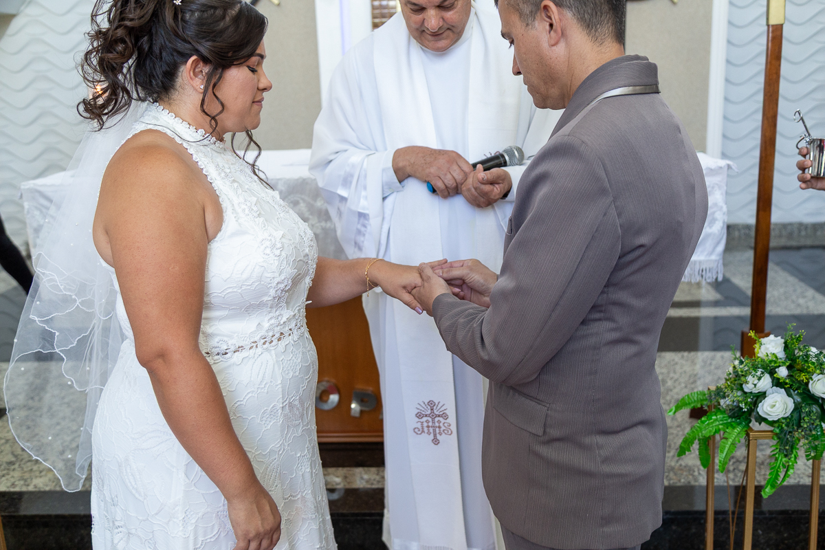 O presente surpresa da família: emoção no casamento de Elaine e Airton em Roseira. Fotografia documental de casamento