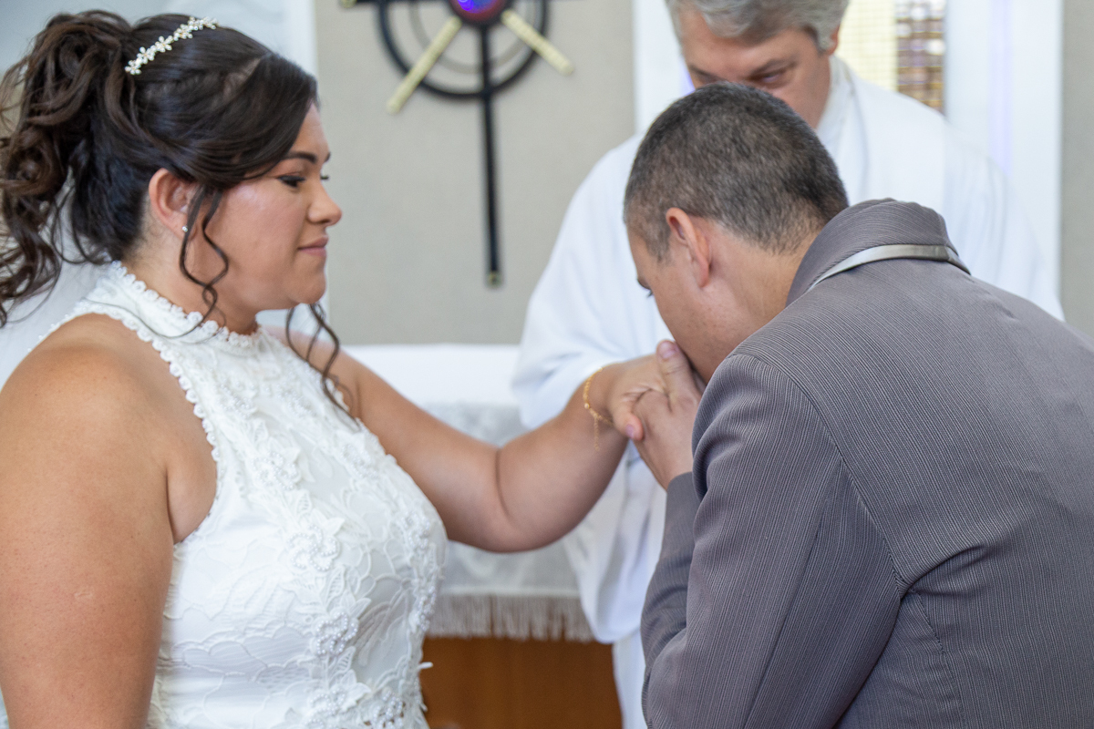 O presente surpresa da família: emoção no casamento de Elaine e Airton em Roseira. Fotografia documental de casamento