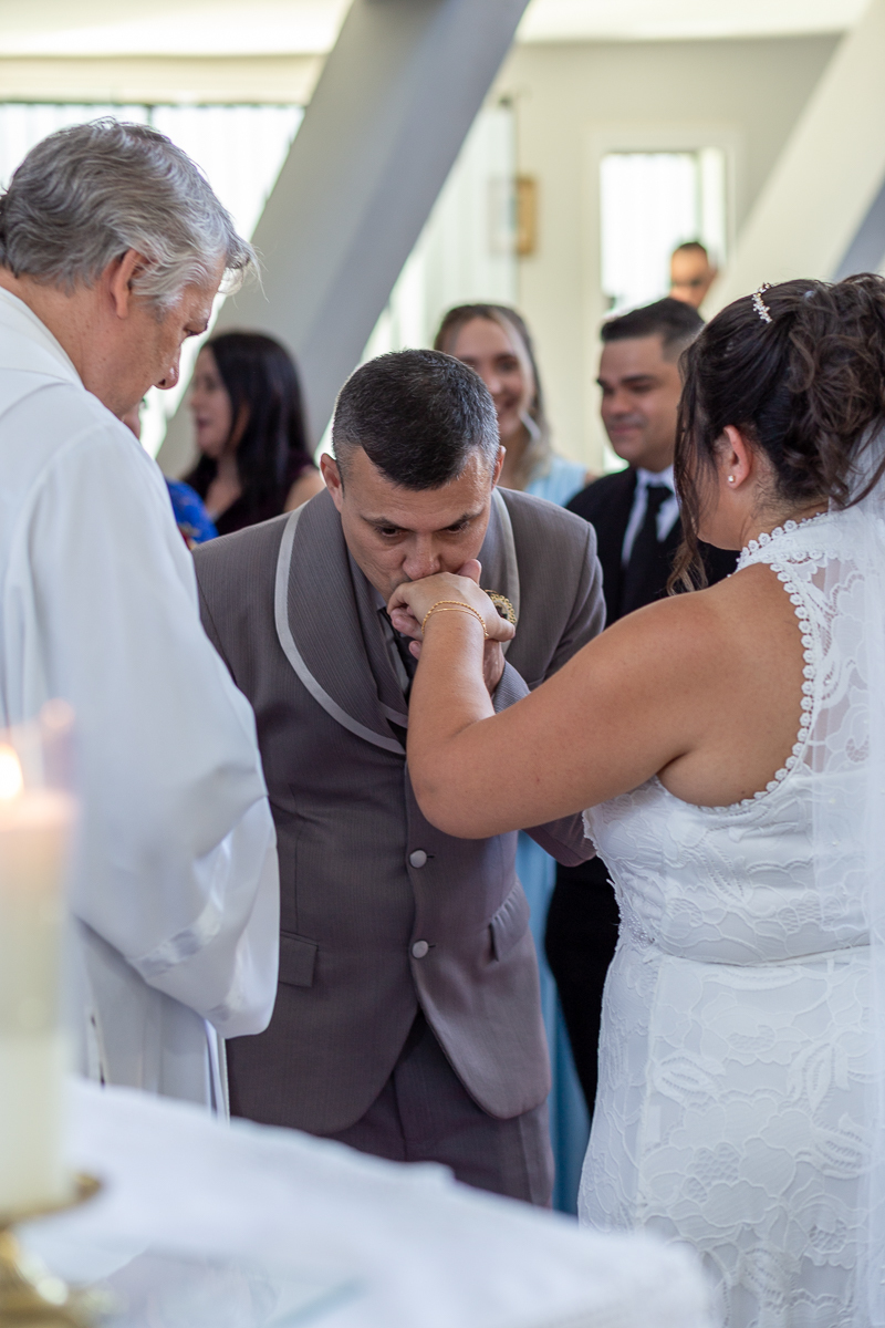 O presente surpresa da família: emoção no casamento de Elaine e Airton em Roseira. Fotografia documental de casamento