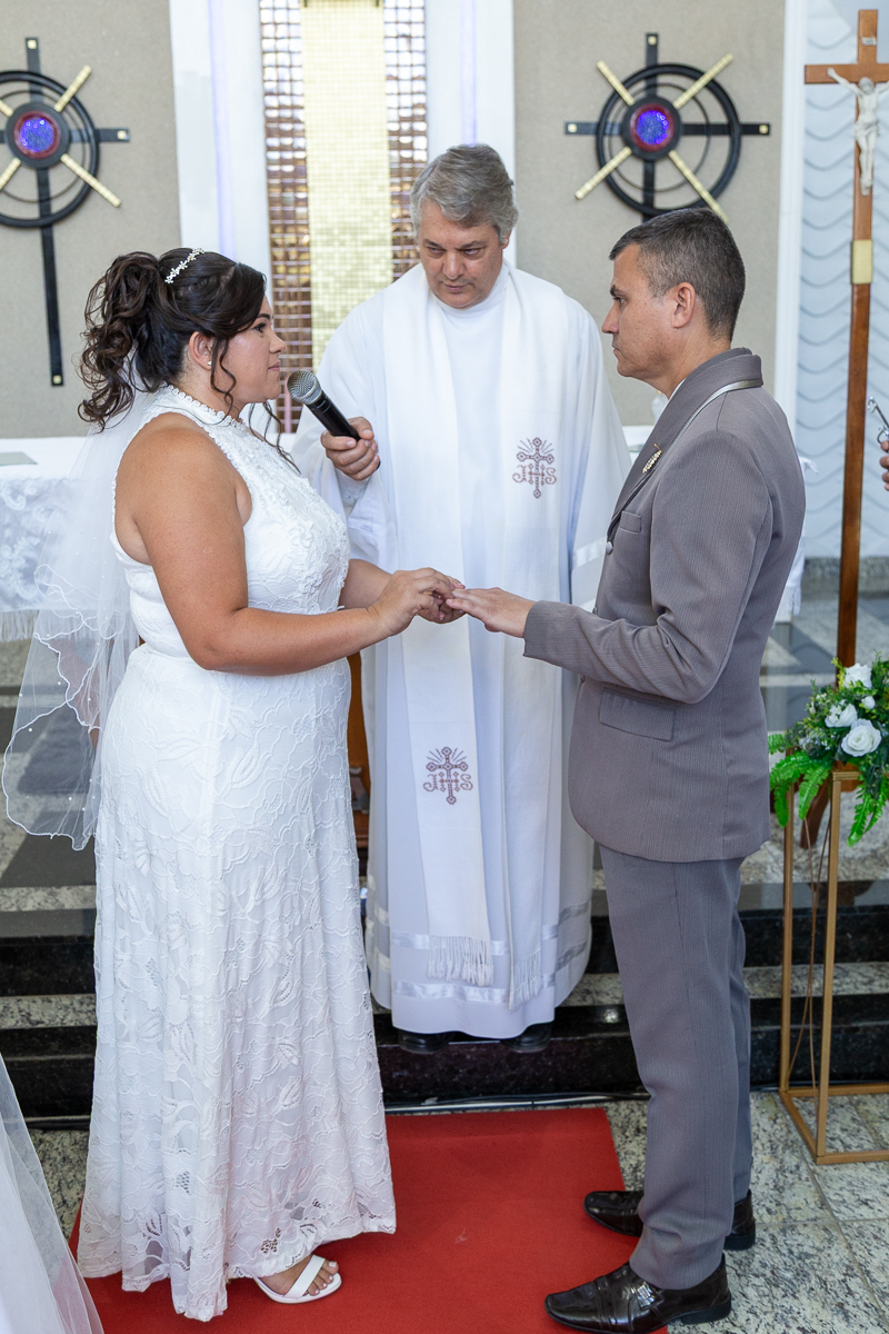 O presente surpresa da família: emoção no casamento de Elaine e Airton em Roseira. Fotografia documental de casamento