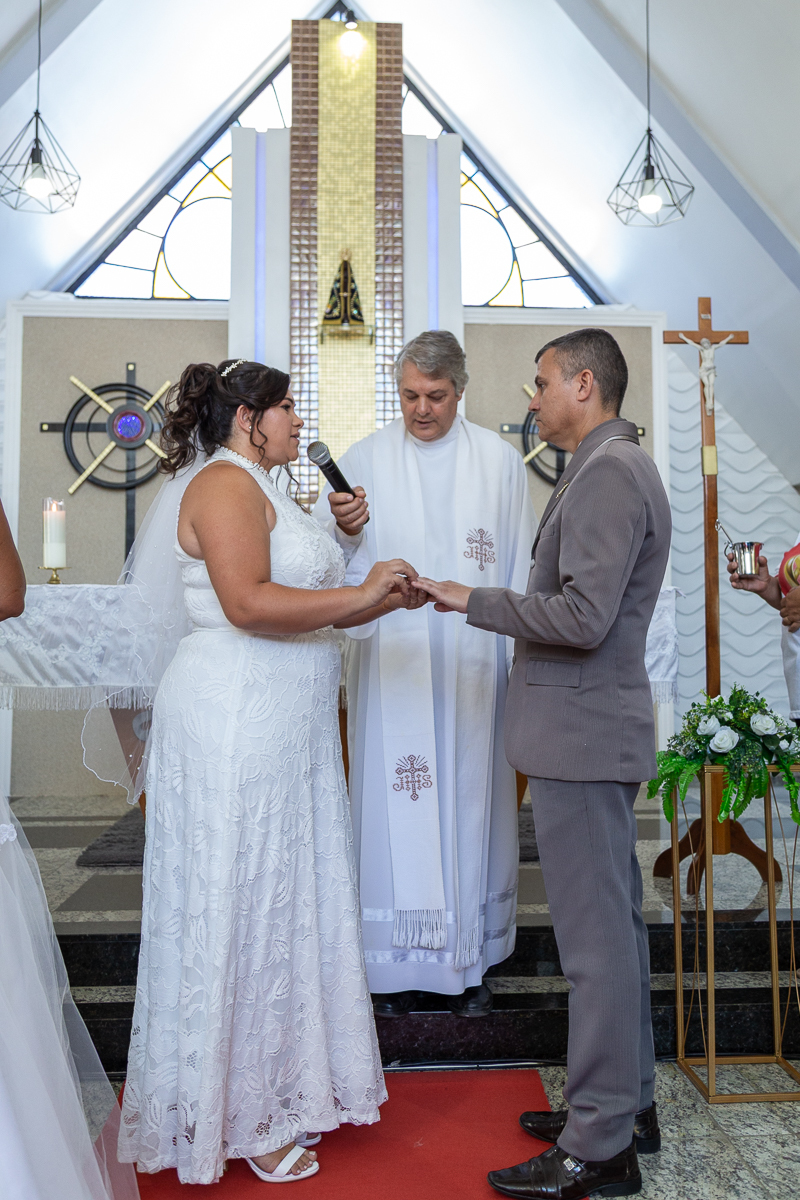 O presente surpresa da família: emoção no casamento de Elaine e Airton em Roseira. Fotografia documental de casamento