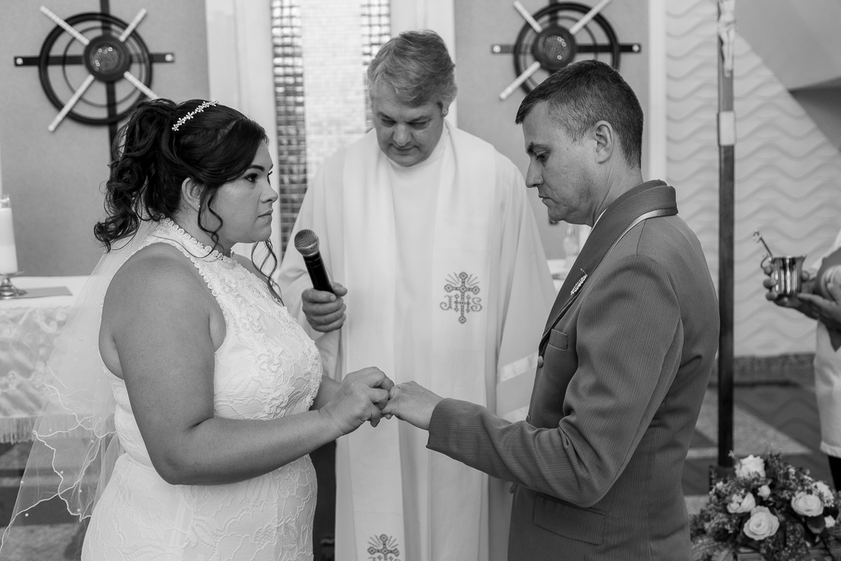 O presente surpresa da família: emoção no casamento de Elaine e Airton em Roseira. Fotografia documental de casamento