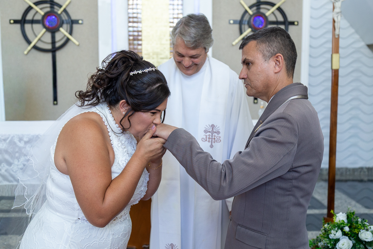 O presente surpresa da família: emoção no casamento de Elaine e Airton em Roseira. Fotografia documental de casamento