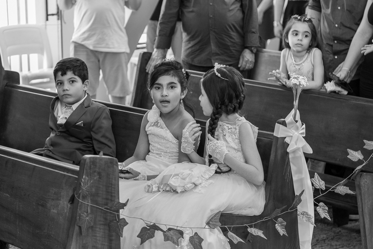 O presente surpresa da família: emoção no casamento de Elaine e Airton em Roseira. Fotografia documental de casamento