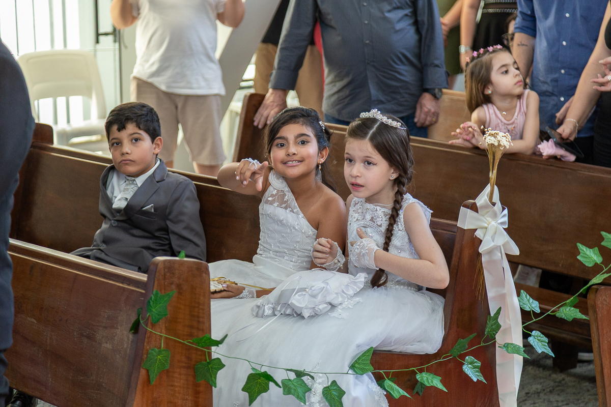 O presente surpresa da família: emoção no casamento de Elaine e Airton em Roseira. Fotografia documental de casamento