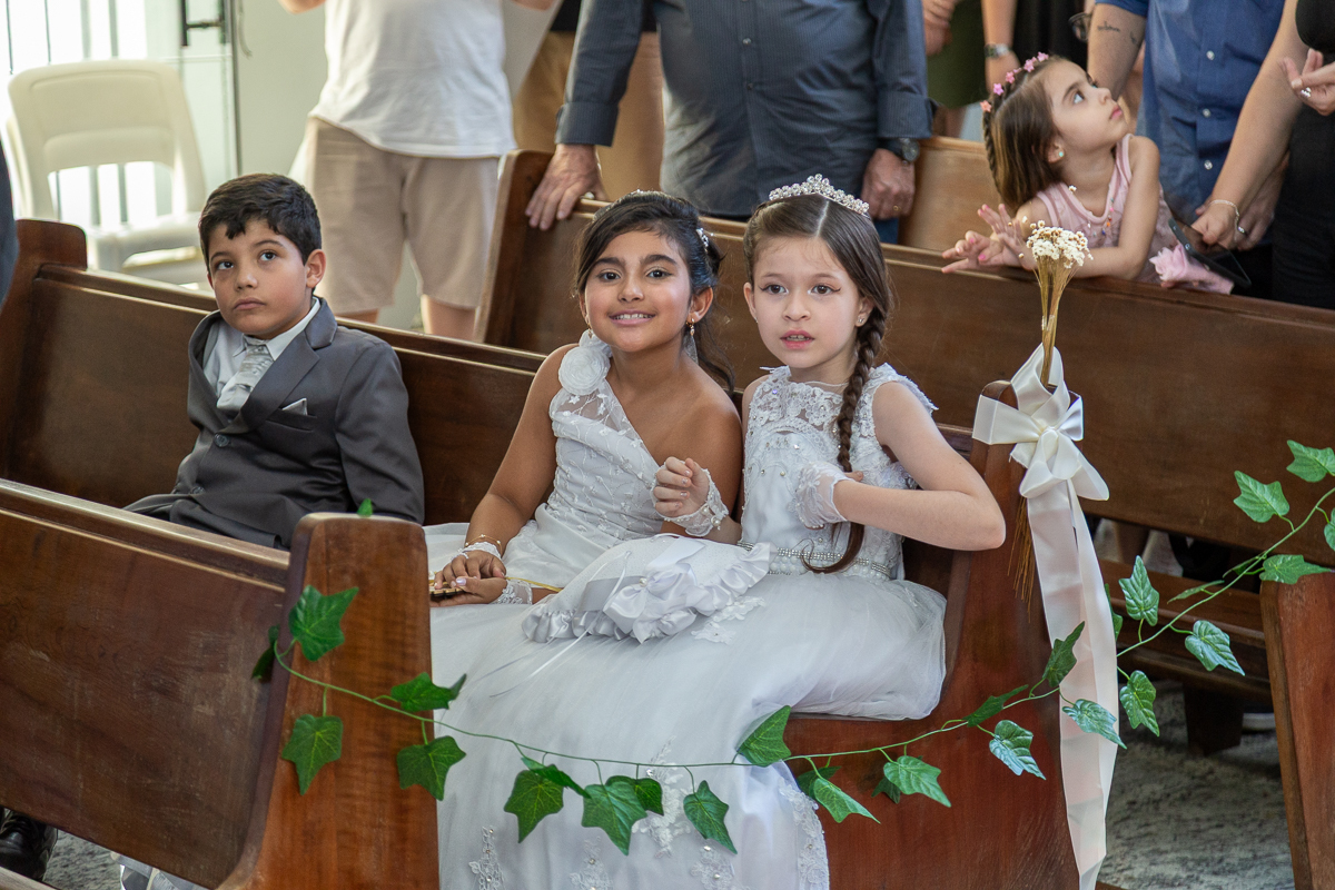 O presente surpresa da família: emoção no casamento de Elaine e Airton em Roseira. Fotografia documental de casamento