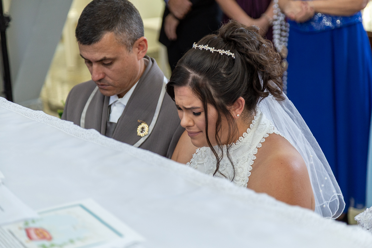 O presente surpresa da família: emoção no casamento de Elaine e Airton em Roseira. Fotografia documental de casamento