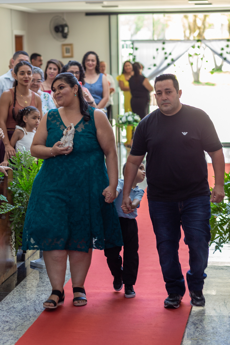 O presente surpresa da família: emoção no casamento de Elaine e Airton em Roseira. Fotografia documental de casamento