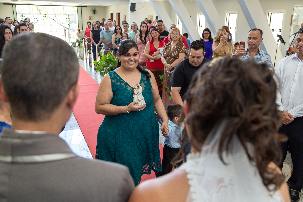 O presente surpresa da família: emoção no casamento de Elaine e Airton em Roseira. Fotografia documental de casamento