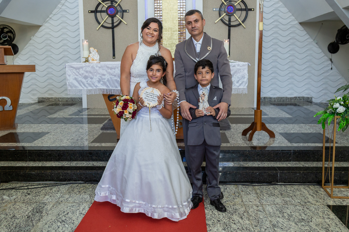 O presente surpresa da família: emoção no casamento de Elaine e Airton em Roseira. Fotografia documental de casamento