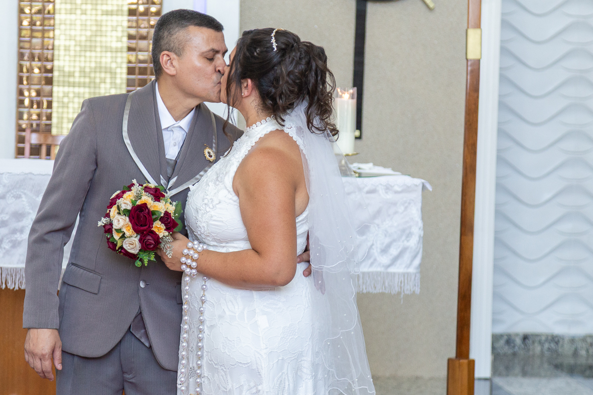 O presente surpresa da família: emoção no casamento de Elaine e Airton em Roseira. Fotografia documental de casamento