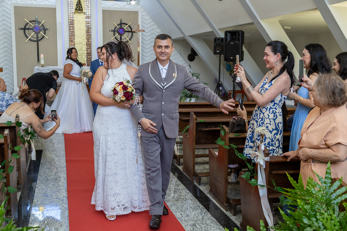 O presente surpresa da família: emoção no casamento de Elaine e Airton em Roseira. Fotografia documental de casamento