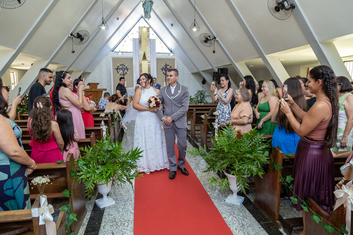 O presente surpresa da família: emoção no casamento de Elaine e Airton em Roseira. Fotografia documental de casamento
