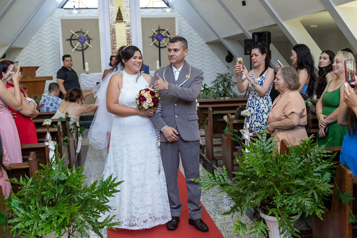 O presente surpresa da família: emoção no casamento de Elaine e Airton em Roseira. Fotografia documental de casamento