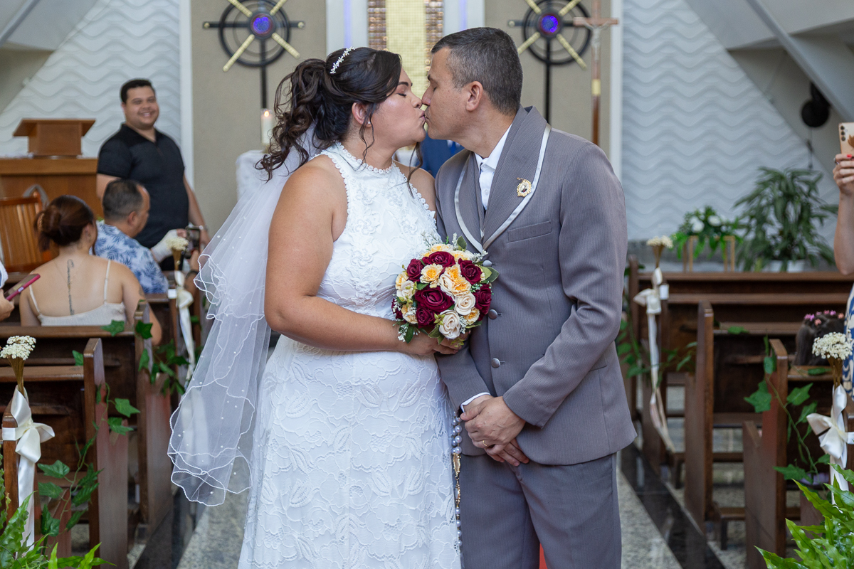 O presente surpresa da família: emoção no casamento de Elaine e Airton em Roseira. Fotografia documental de casamento