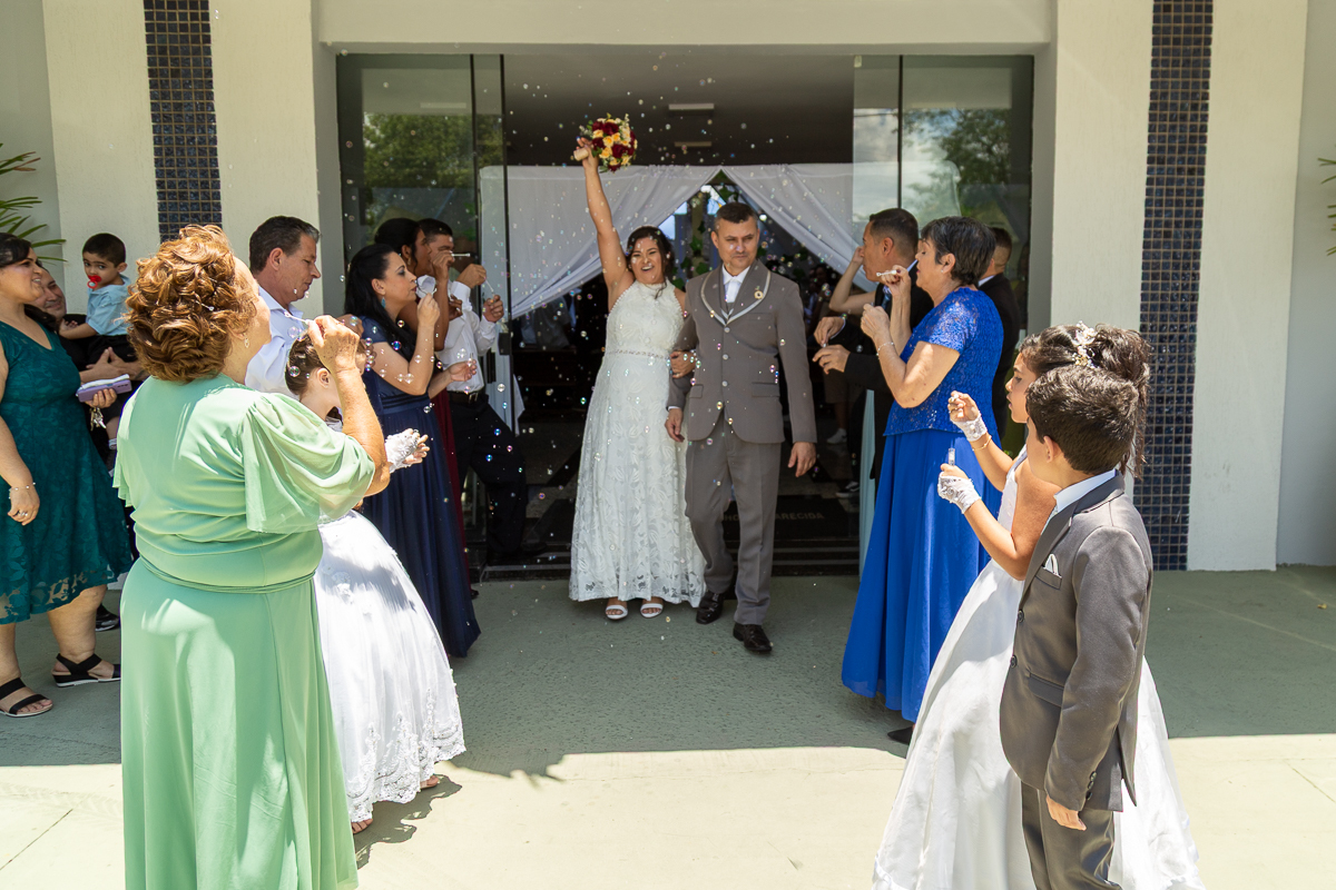 O presente surpresa da família: emoção no casamento de Elaine e Airton em Roseira. Fotografia documental de casamento