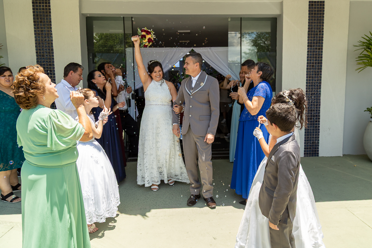 O presente surpresa da família: emoção no casamento de Elaine e Airton em Roseira. Fotografia documental de casamento