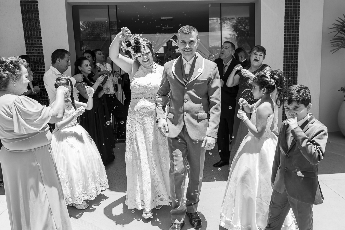 O presente surpresa da família: emoção no casamento de Elaine e Airton em Roseira. Fotografia documental de casamento