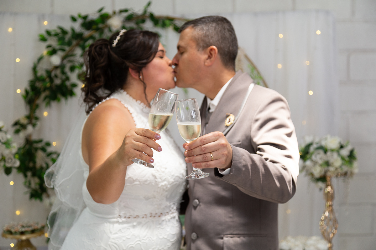 Fotógrafo de casamento no Vale do Paraíba com 13 anos de experiência. Álbuns premium e memórias reais em Roseira SP.